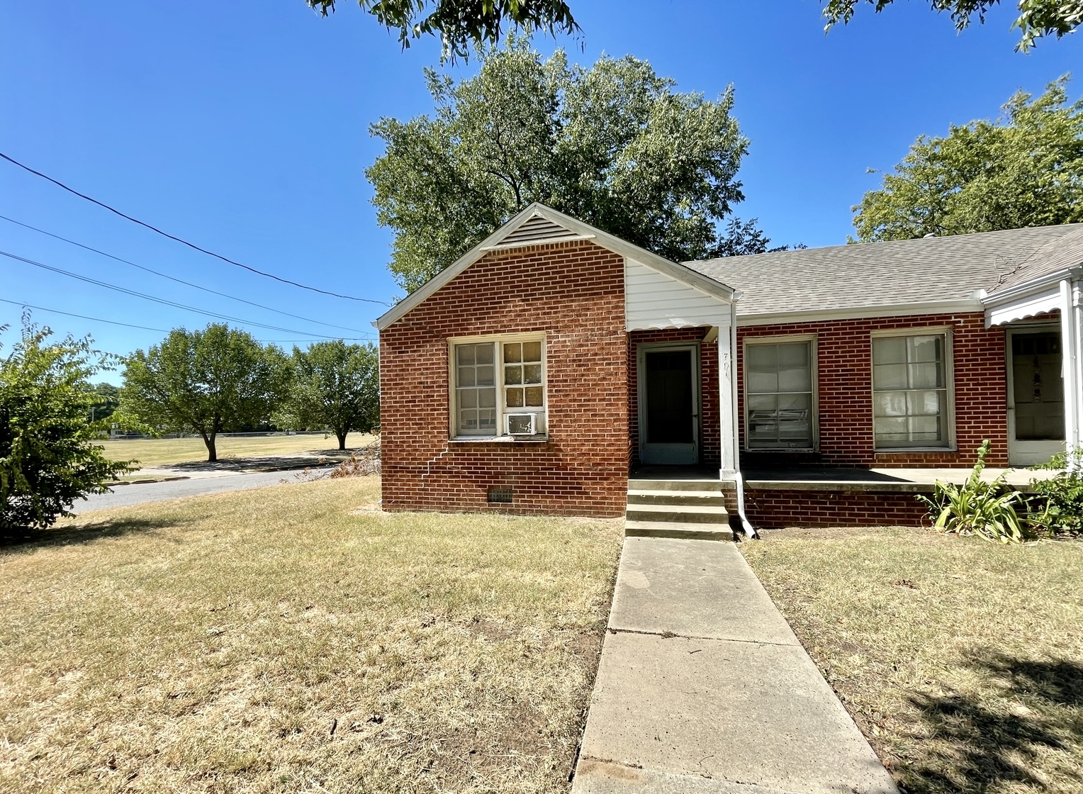 701 E NW